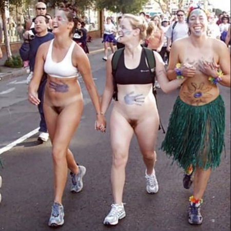 Уличный фестиваль голых
