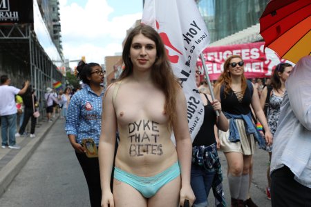 Голый шимейла на параде