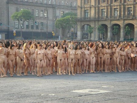 Очень много голых людей