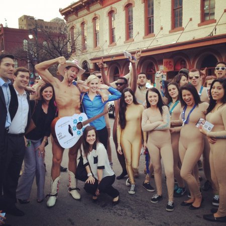 Голышом на параде любви