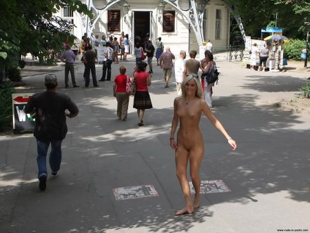 Голые бабы на улицах города