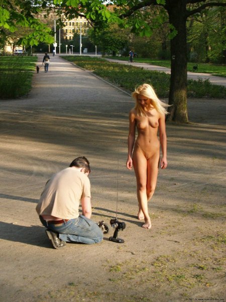 Голая женщина гуляет по улице