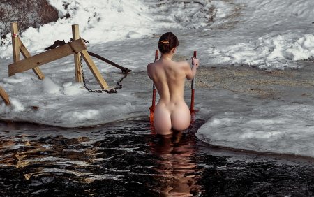 Голые купаются в проруби