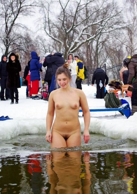 Голые девушки купаются в проруби