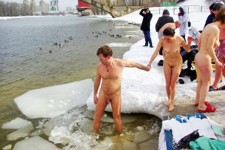 Голые купаются зимой в проруби