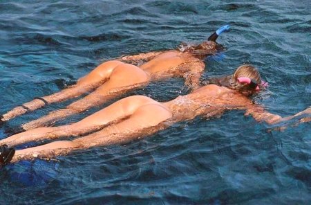 Девушки плавают голышом