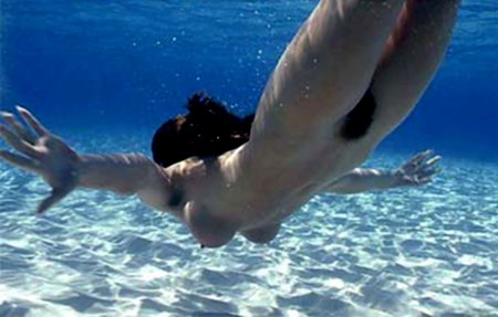 Купаться в море нагишом