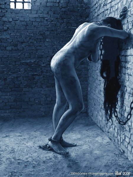 Голые женщины в подвале на цепи