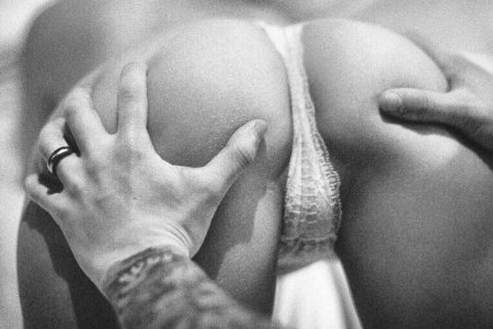 Парень лапает за задницу