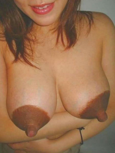Женская грудь с большими сосками