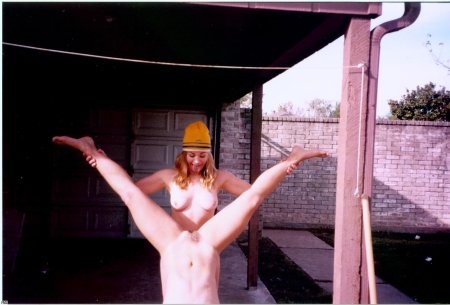 Голые девчонки вверх ногами