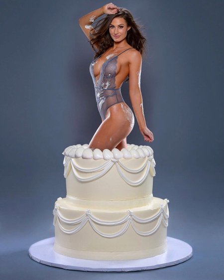 Стриптизерша из торта