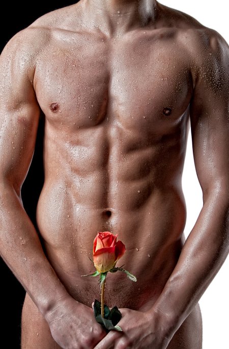 Мужское ню в цветах