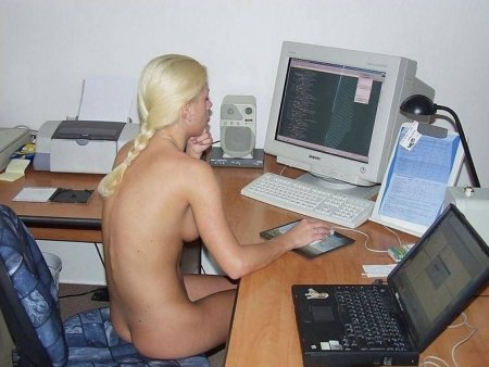 Голые женщины у компьютера