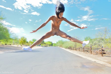 Бегает голышом по улице