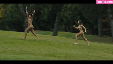 Голые женщины бегают на природе