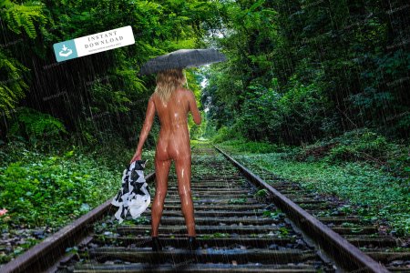 Девочка бегает по дому голая