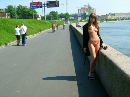 Прогулка по набережной голышом