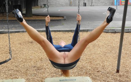Девушка на турнике без трусов