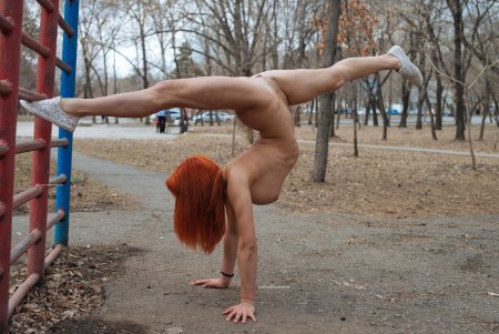 Голые девчонки на турнике