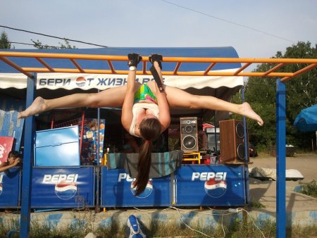 Девушка на турнике ню ню