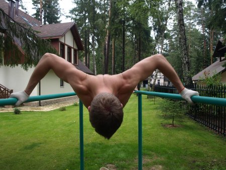 Голые девчонки на турнике