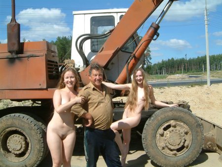 Девушки голышом и трактор