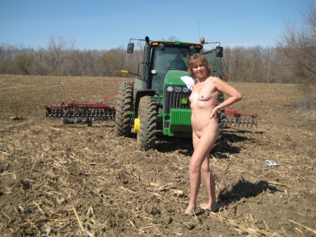 Деревенские зрелые голые в поле