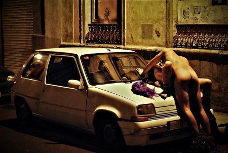 Девушка на капоте ню Renault