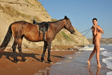 Женщина ню на лошади море
