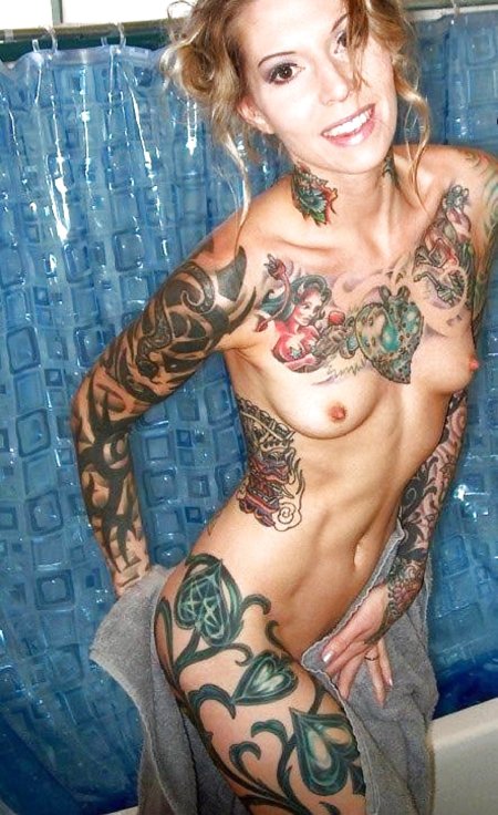 Голые девки с тату и пирсингом