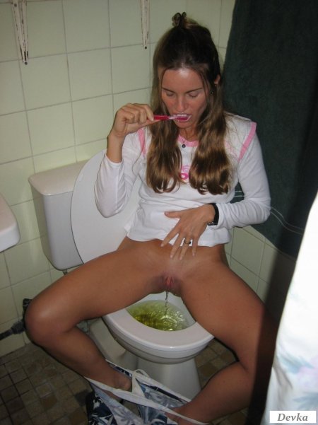 Писсинг девушки в туалете