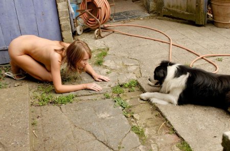 Голые женщины с животными