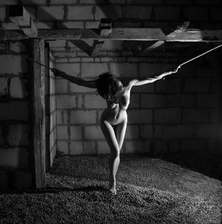 Девушка прикована к стене