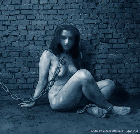 Девушки рабыни в кандалах