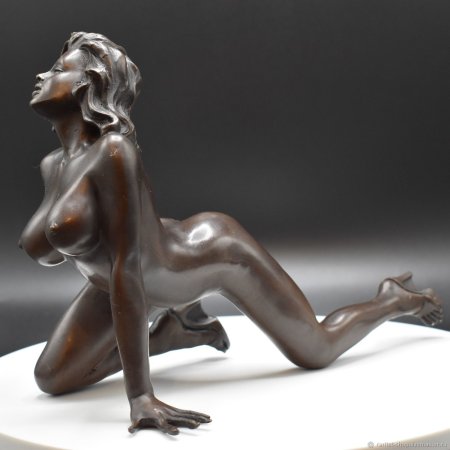 Статуэтки голых женщин