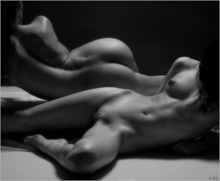 Красивые голые тела мужчины и женщины