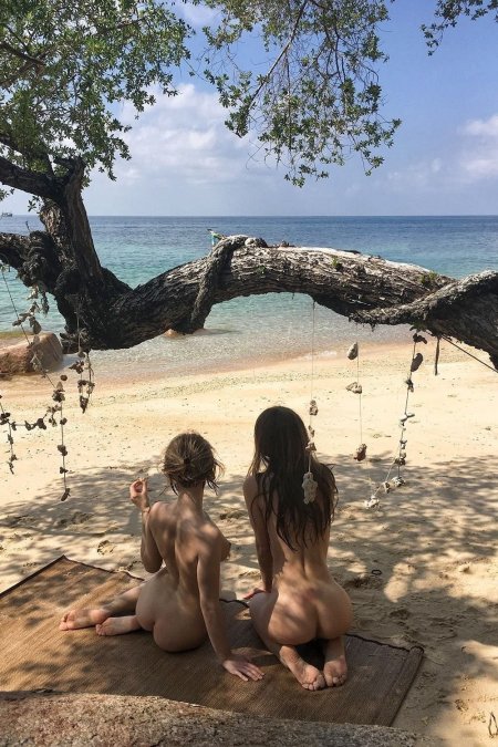 Девушки голышом на острове