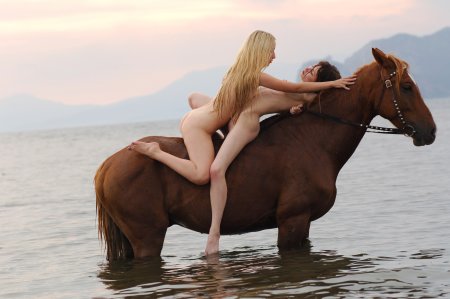 Фотосессия лесби на лошади
