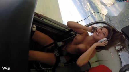 Мастурбация девушек в самолете