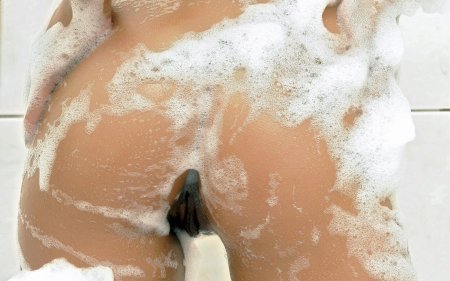 Голые красивые попы в пене