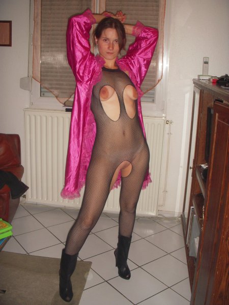 Голые жены в эротических костюмах