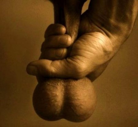 Мужские яички в руках женщины