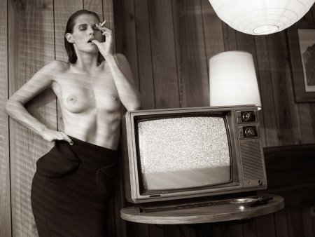 Девушка раздевается в телевизоре