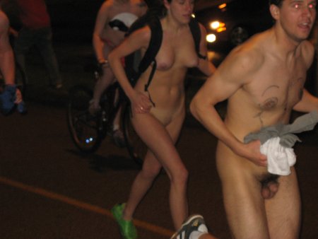 Человек бегает голым без трусов