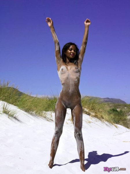 Голая негритянка на песке