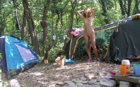 Голые женщины в туристическом походе