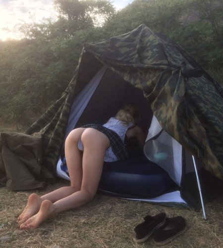 Девушка в палатке