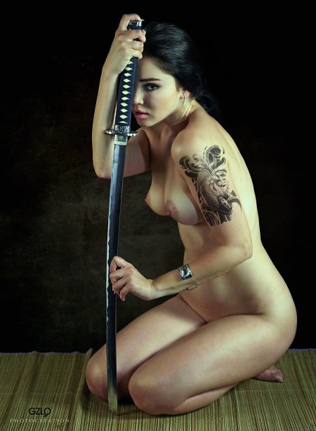 Голая женщина с катаной