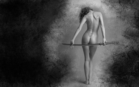 Голые женщины с холодным оружием